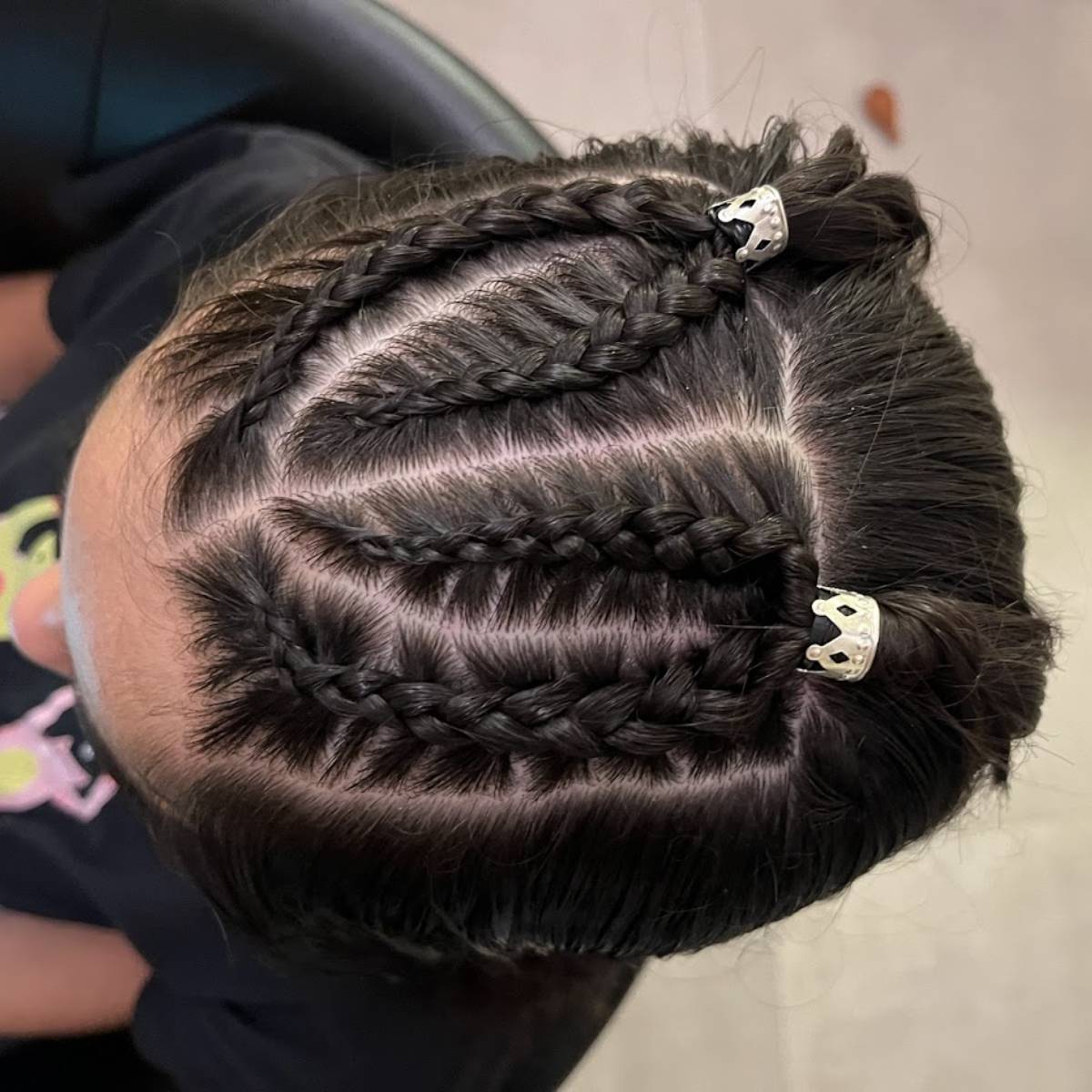 צמה נוחה ומחזיקה לאורך היום, מתאימה לילדות בגיל בית ספר