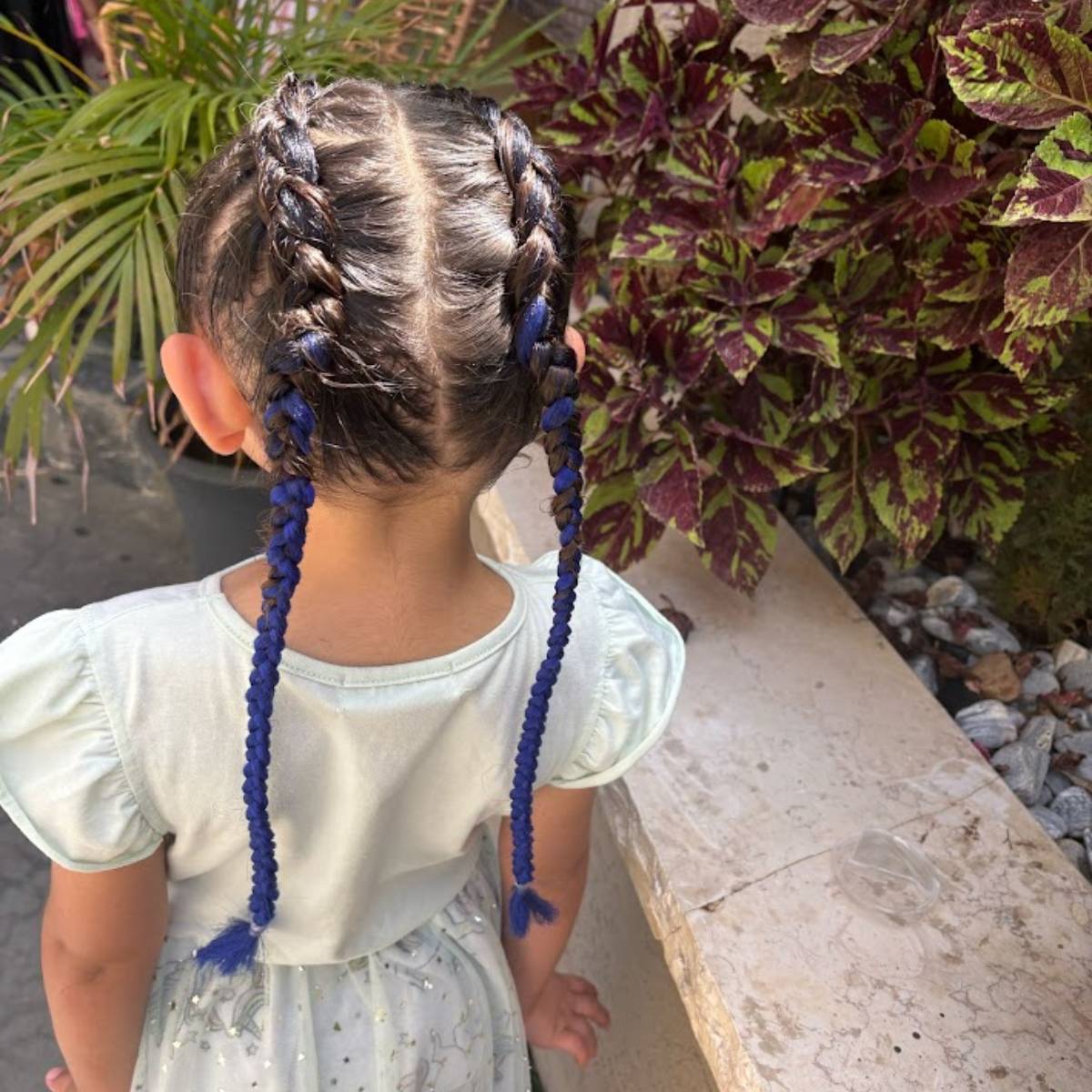 צמה יומיומית לילדה במראה טבעי, מתאימה לפעילות ולתנועה חופשית