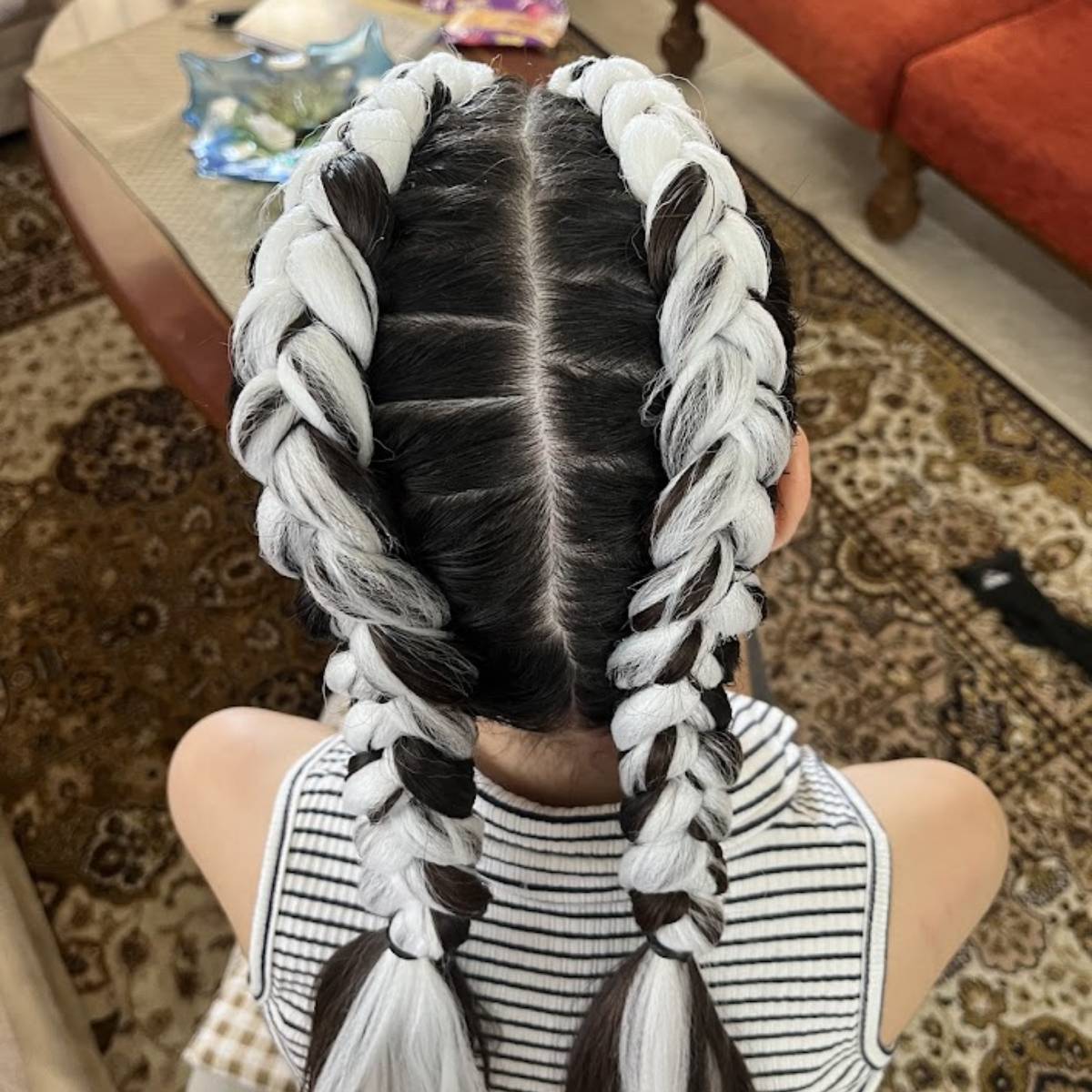 צמה עדינה לילדה, בעיצוב רגוע שלא מושך את השיער