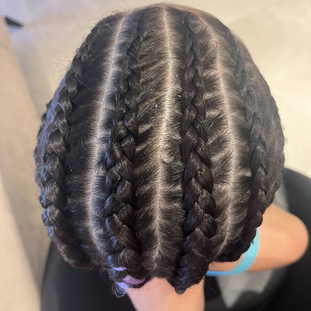 צמה פשוטה ומסודרת לילדה, נוחה ליום ארוך של פעילות ומשחק