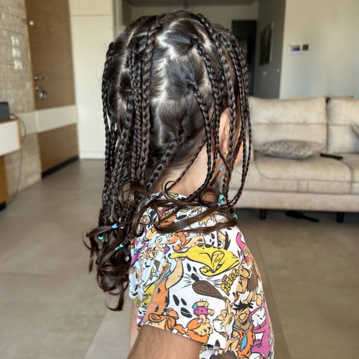 צמה טבעית ועדינה לילדה, מתאימה לשגרה יומיומית בגן ובבית הספר