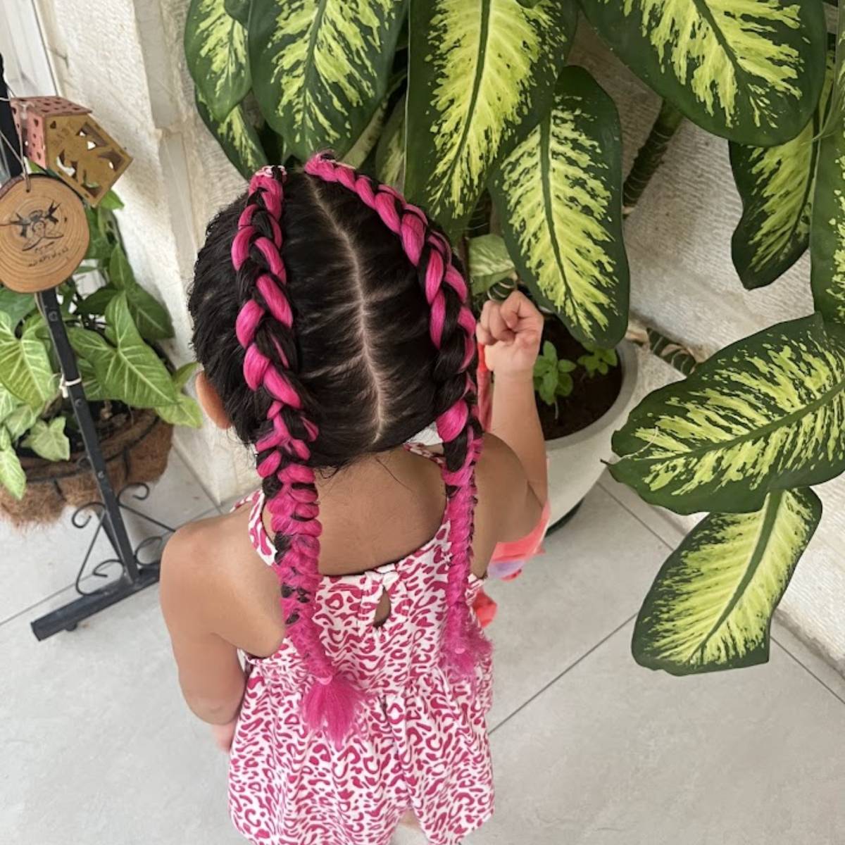 צמה מסודרת ונקייה לילדה, משלבת מראה יפה עם נוחות יומיומית