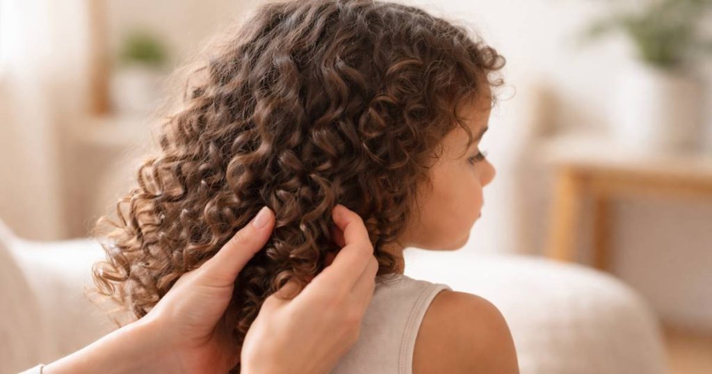 טיפוח שיער מתולתל לילדות בצורה עדינה ובריאה – שיער מתולתל רך ומטופח באווירה רגועה ובטוחה